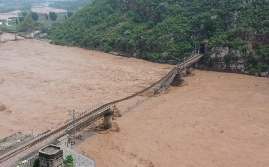 石家莊一鐵路橋橋面被洪水沖塌，橋梁結構監測時刻守護橋梁安全(圖1)