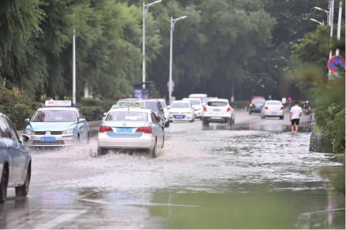 雨天路成河，路面積水成災(zāi)如何應(yīng)對(圖1)